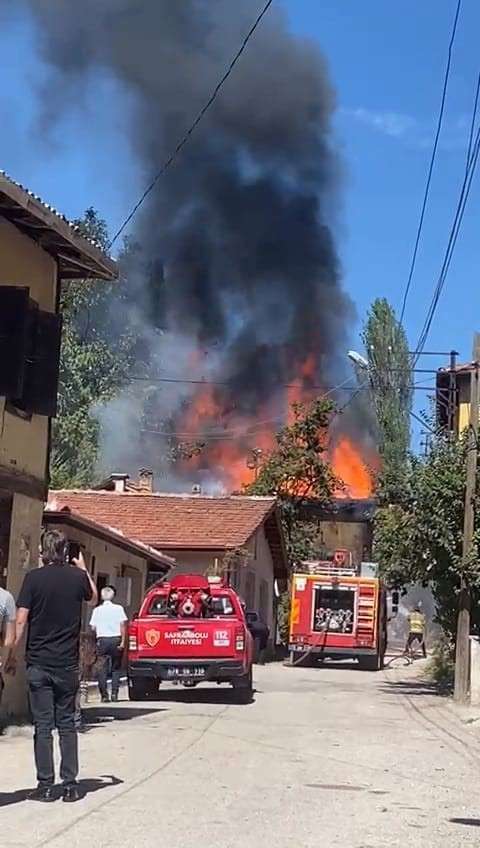 İki katlı ev alevlere teslim oldu