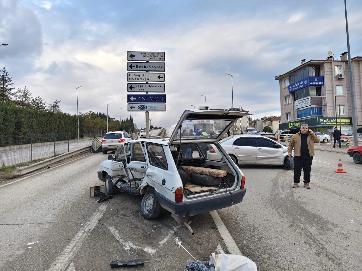 İki otomobilin &ccedil;arpıştığı kaza anı kamerada: 1 yaralı