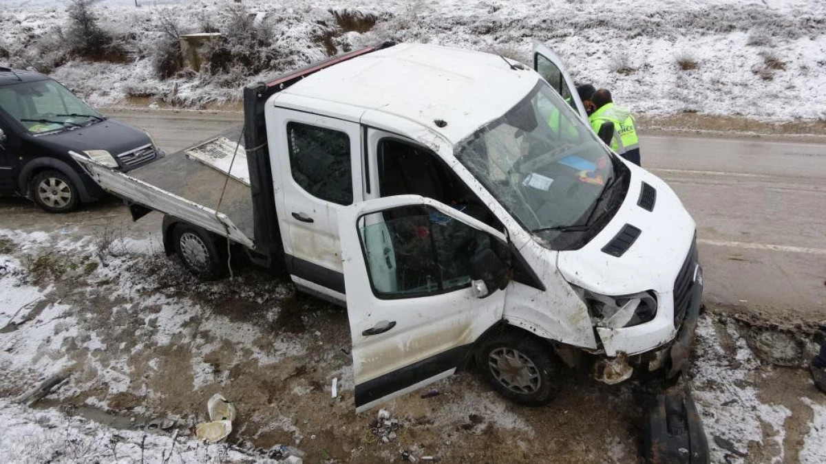  İş&ccedil;ileri taşıyan kamyonet yan yattı: 7 yaralı