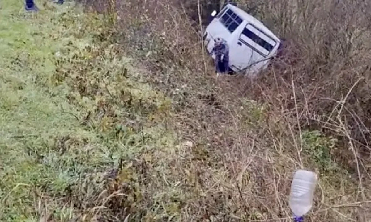 İş&ccedil;ileri taşıyan  servis şarampole u&ccedil;tu