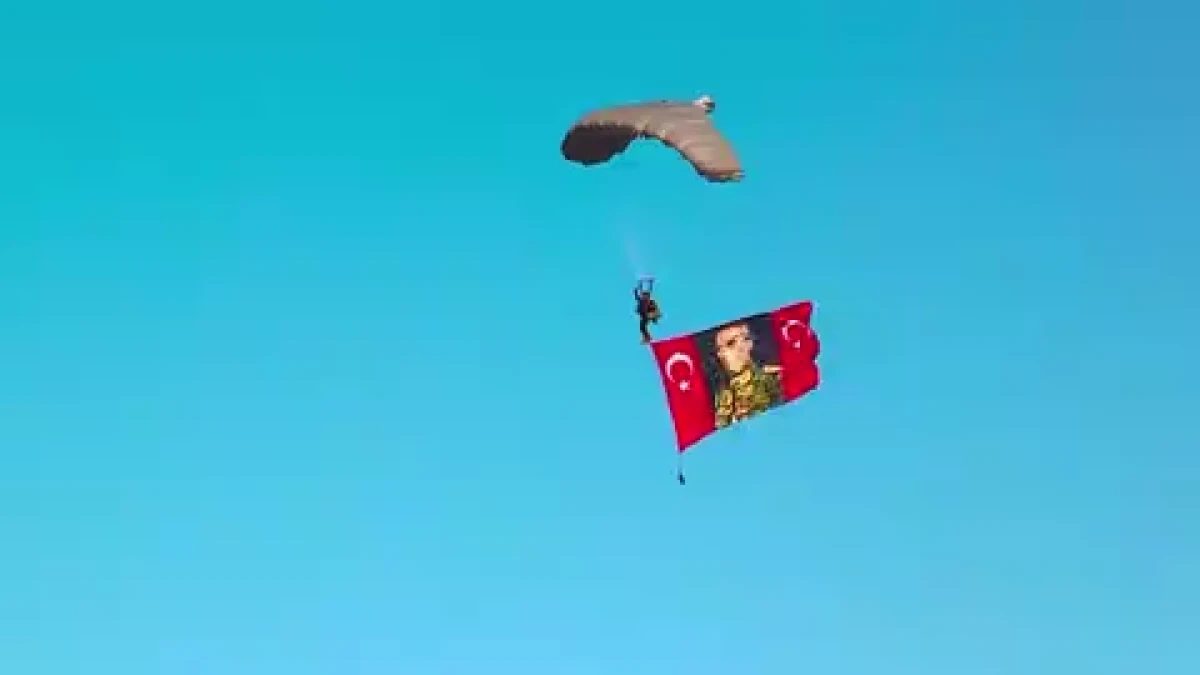 Jandarmanın kuruluşunun 187&rsquo;nci yılında sıcak hava balonundan paraş&uuml;tle atlayış yapıldı