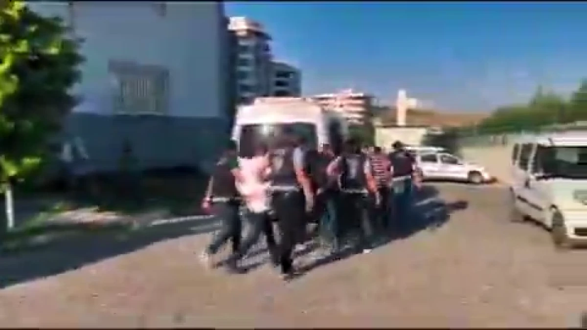 Kamu g&ouml;revlisi kılığındaki 3 dolandırıcı tutuklandı