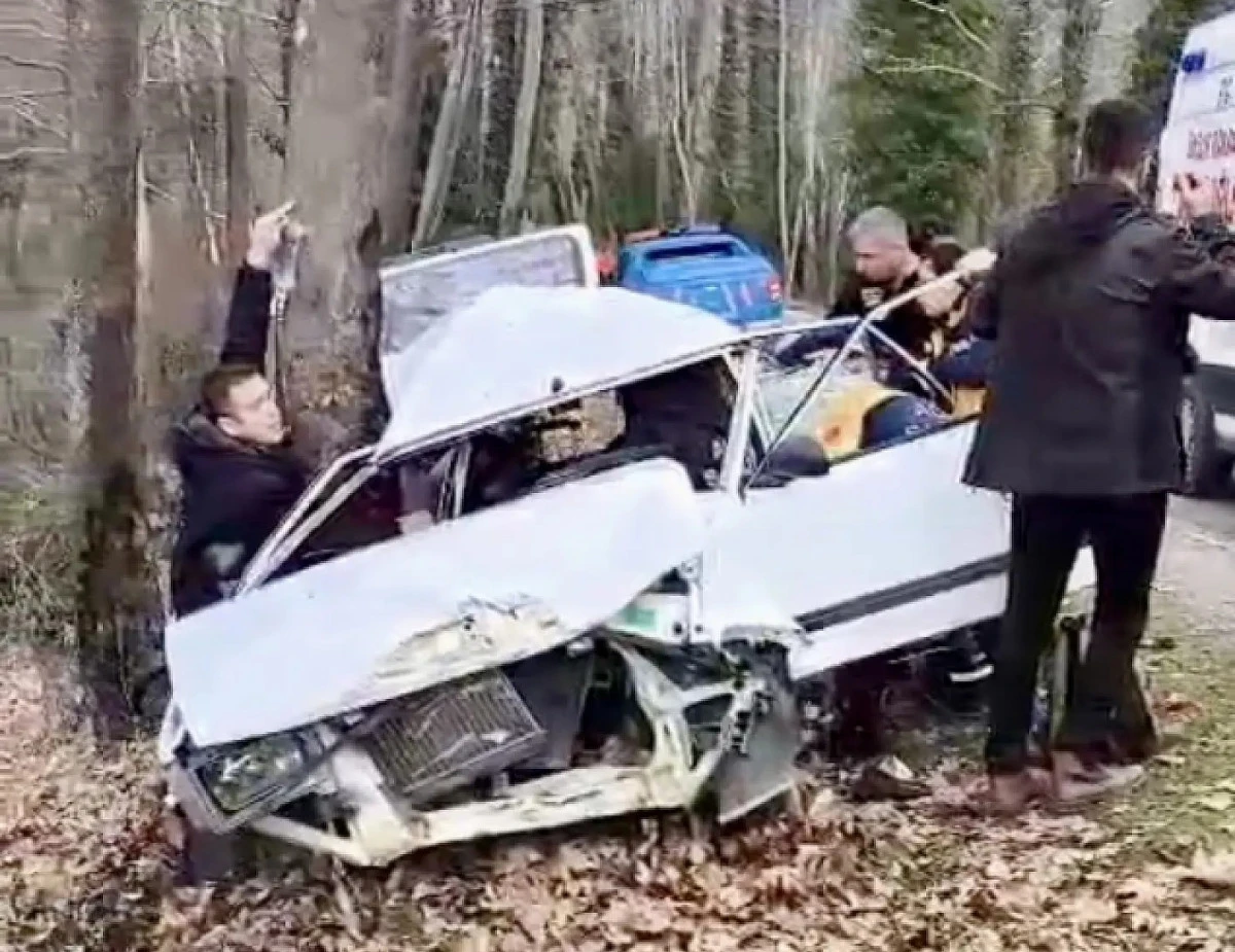 Karab&uuml;k alabaş mevkiinde Otomobil ağaca &ccedil;arptı