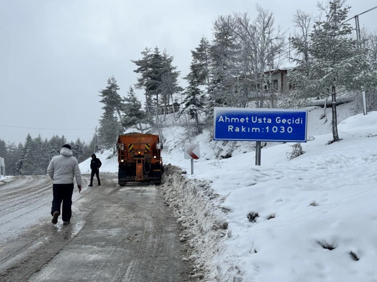 Karab&uuml;k'te kar yağışıyla birlikte karayolları &ccedil;alışmalarını s&uuml;rd&uuml;r&uuml;yor
