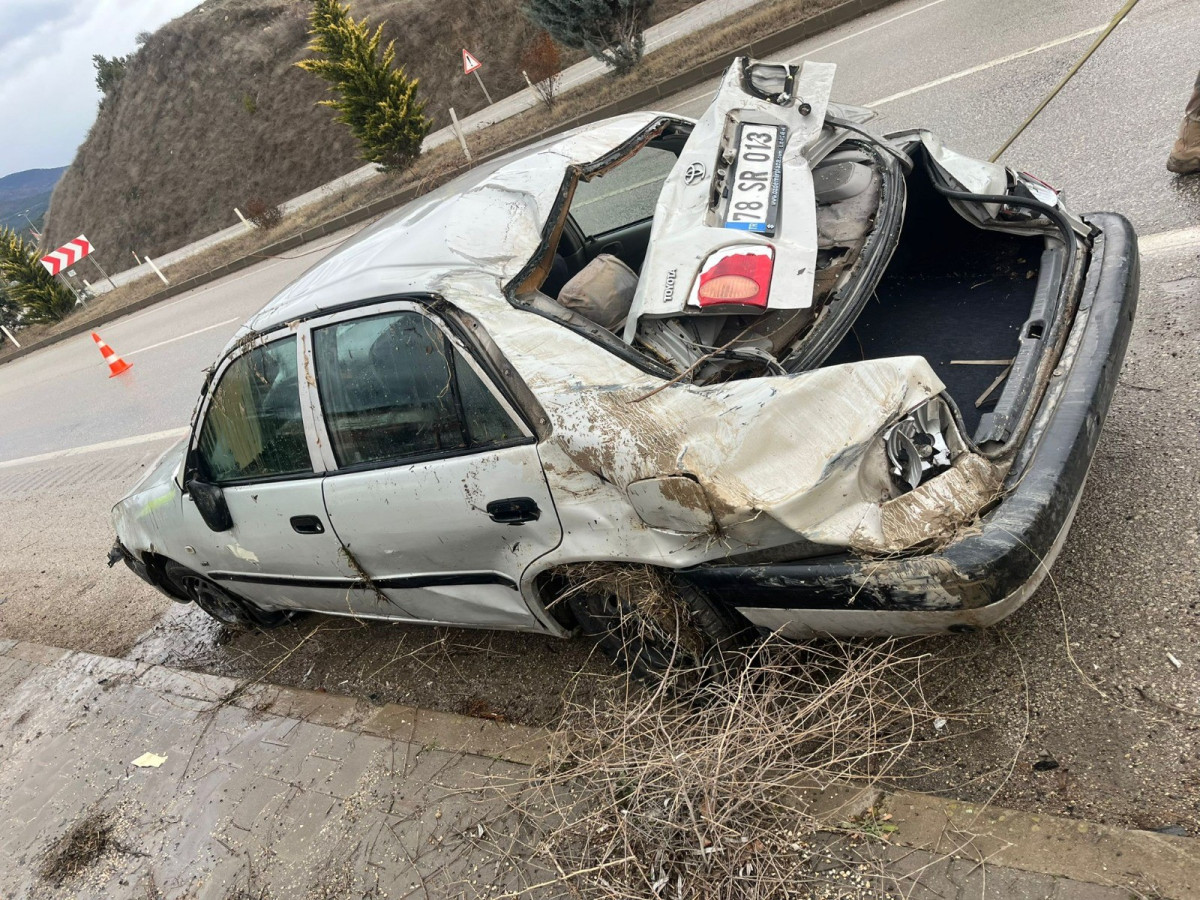 Karabük’te otomobil kayganlaşan yolda şarampole devrildi: 1 ölü, 1 yaralı