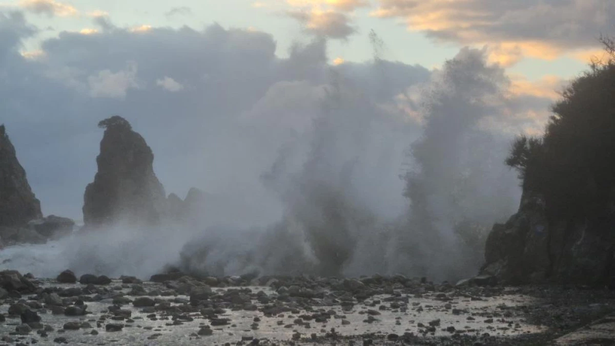 Karadeniz'de tsunamiyi andıran g&ouml;r&uuml;nt&uuml;ler