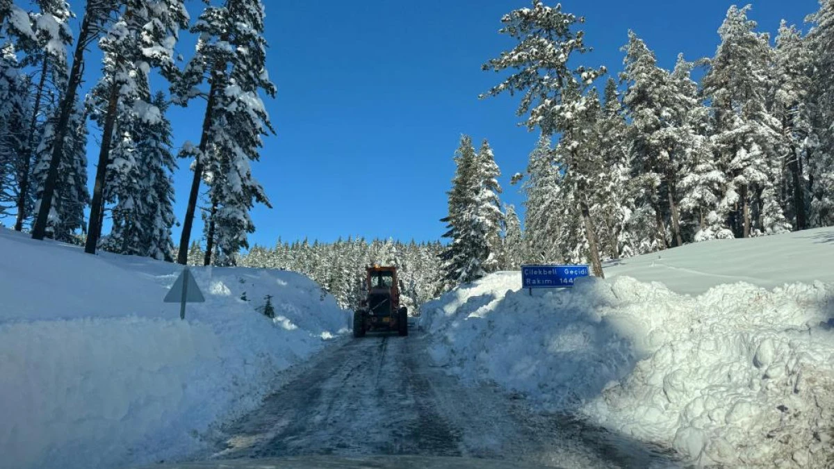 Karla kapanan 278 k&ouml;y yolundan 260&rsquo;ı a&ccedil;ıldı