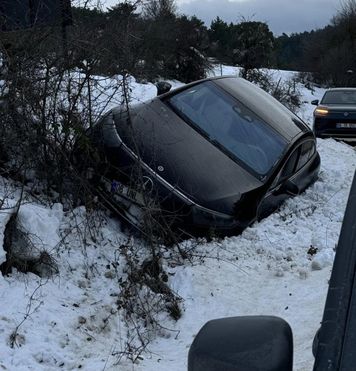 Kartalkaya yolunda l&uuml;ks ara&ccedil; kara saplandı