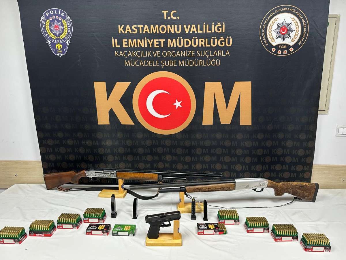Polis ekipleri tarafından düzenlenen operasyonda 3 adet silah ele geçirildi: 2 gözaltı