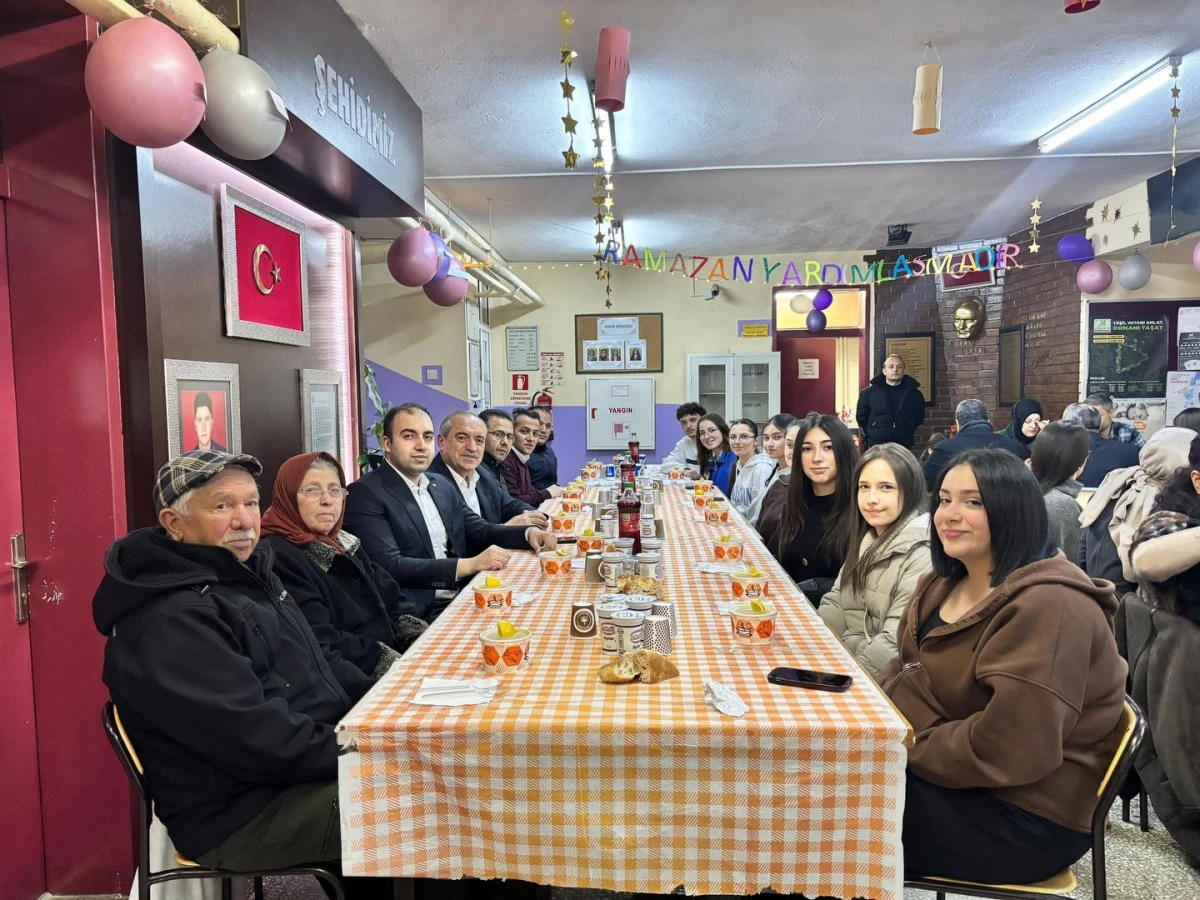 Kaymakam  Fırat Kadioğlu, ve Belediye Başkanı uzun &Ouml;ğrencilerle İftar Programında Buluştu