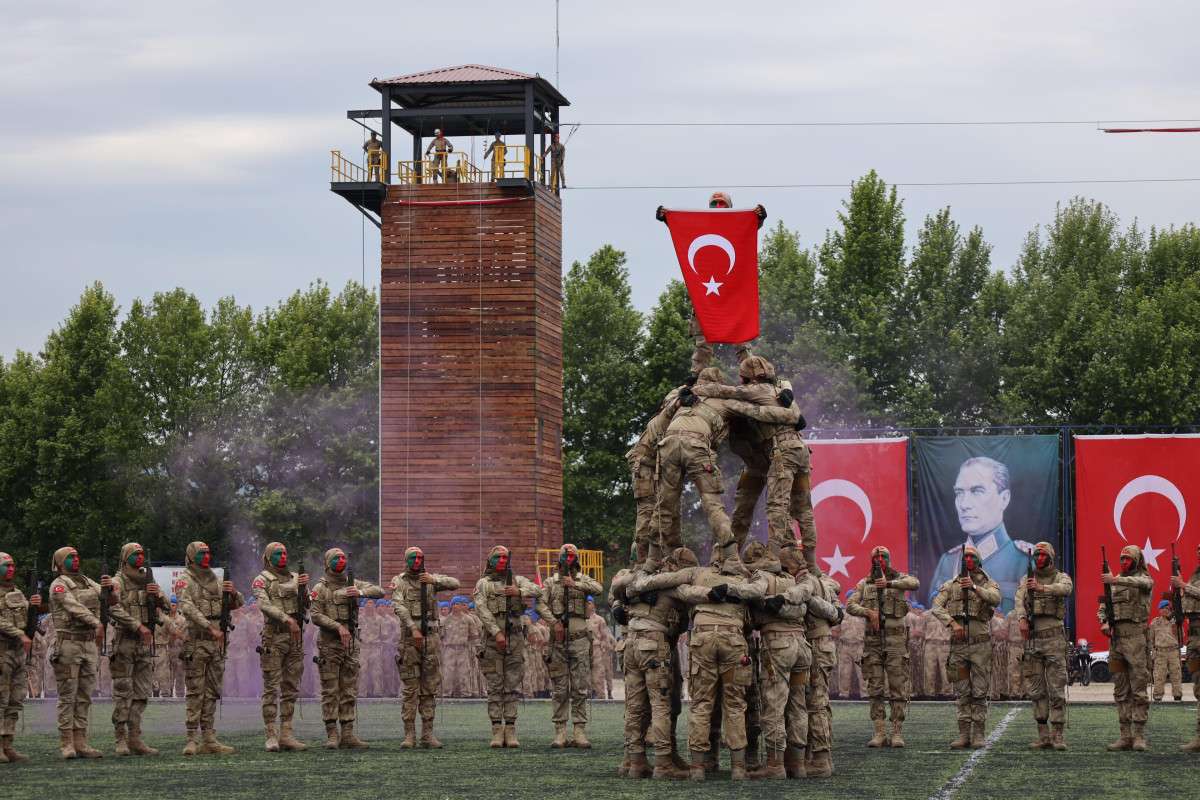 Komandolar dualarla mezun oldu, gösterileri izleyenleri mest etti