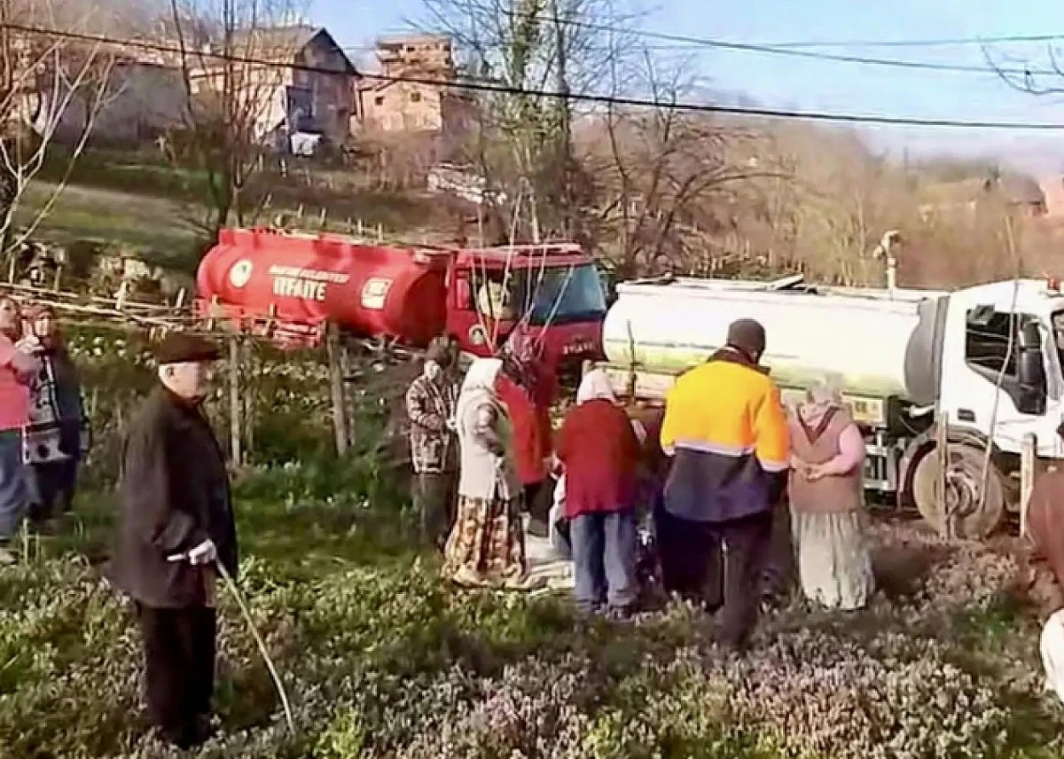  Kozcağız Beldesi iki katlı bir evde yangın &ccedil;ıktı.