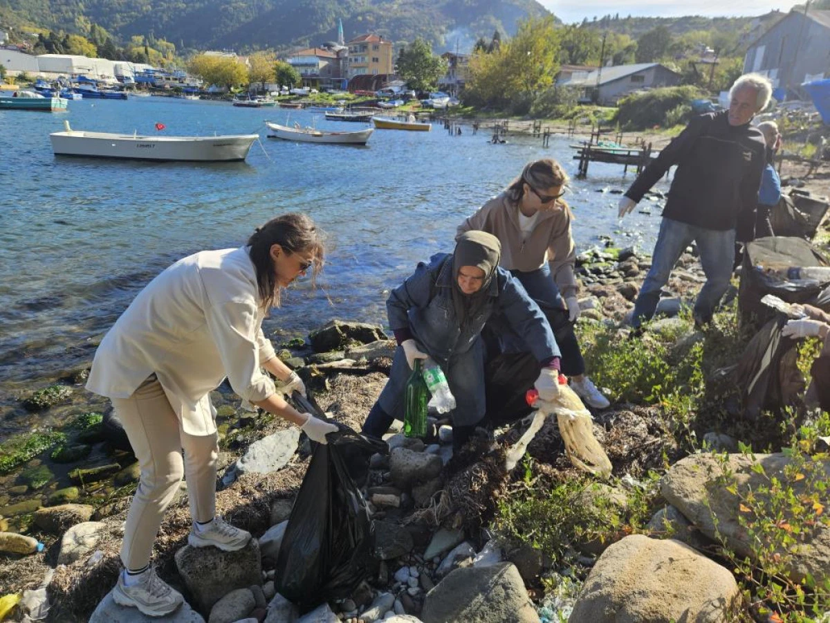 Kurucaşile'de 2 saatte 30 poşet çöp toplandı