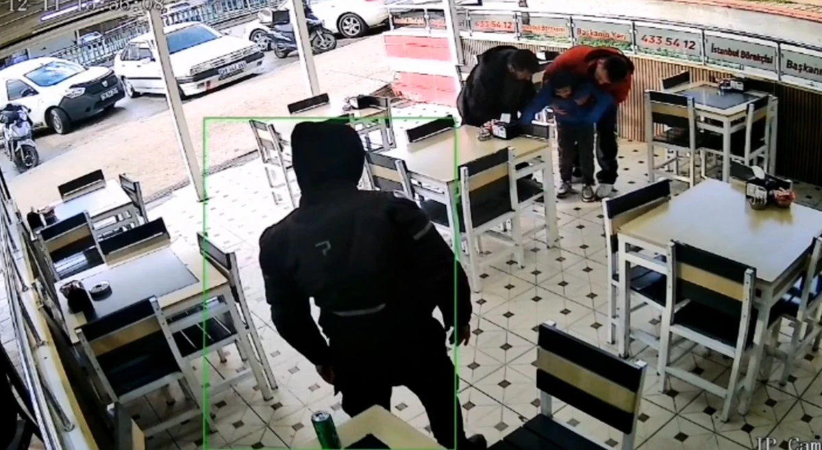 Kurye heimlich manevrasıyla boğulan &ccedil;ocuğu kurtardı: O anlar kamerada