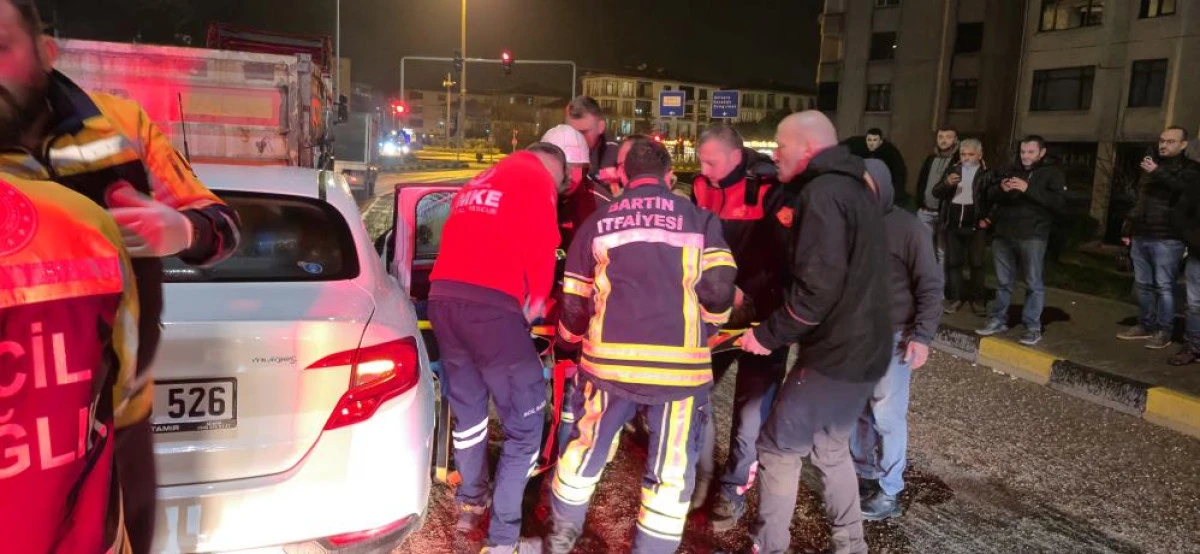 Otomobil tırın dorsesine saplandı:1 yaralı