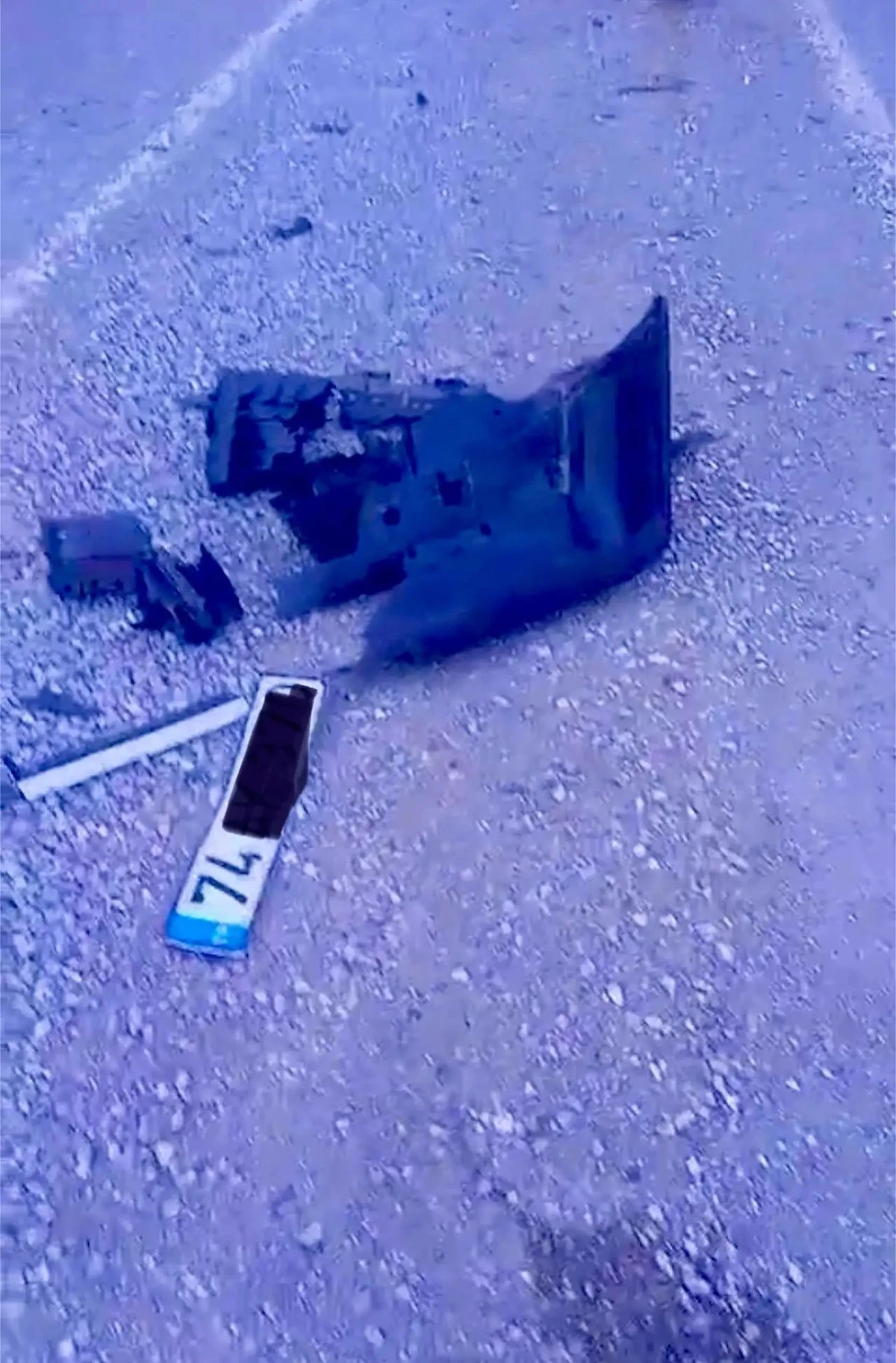 Otomobiliyle yol kenarındaki trafik tabelasına &ccedil;arptı