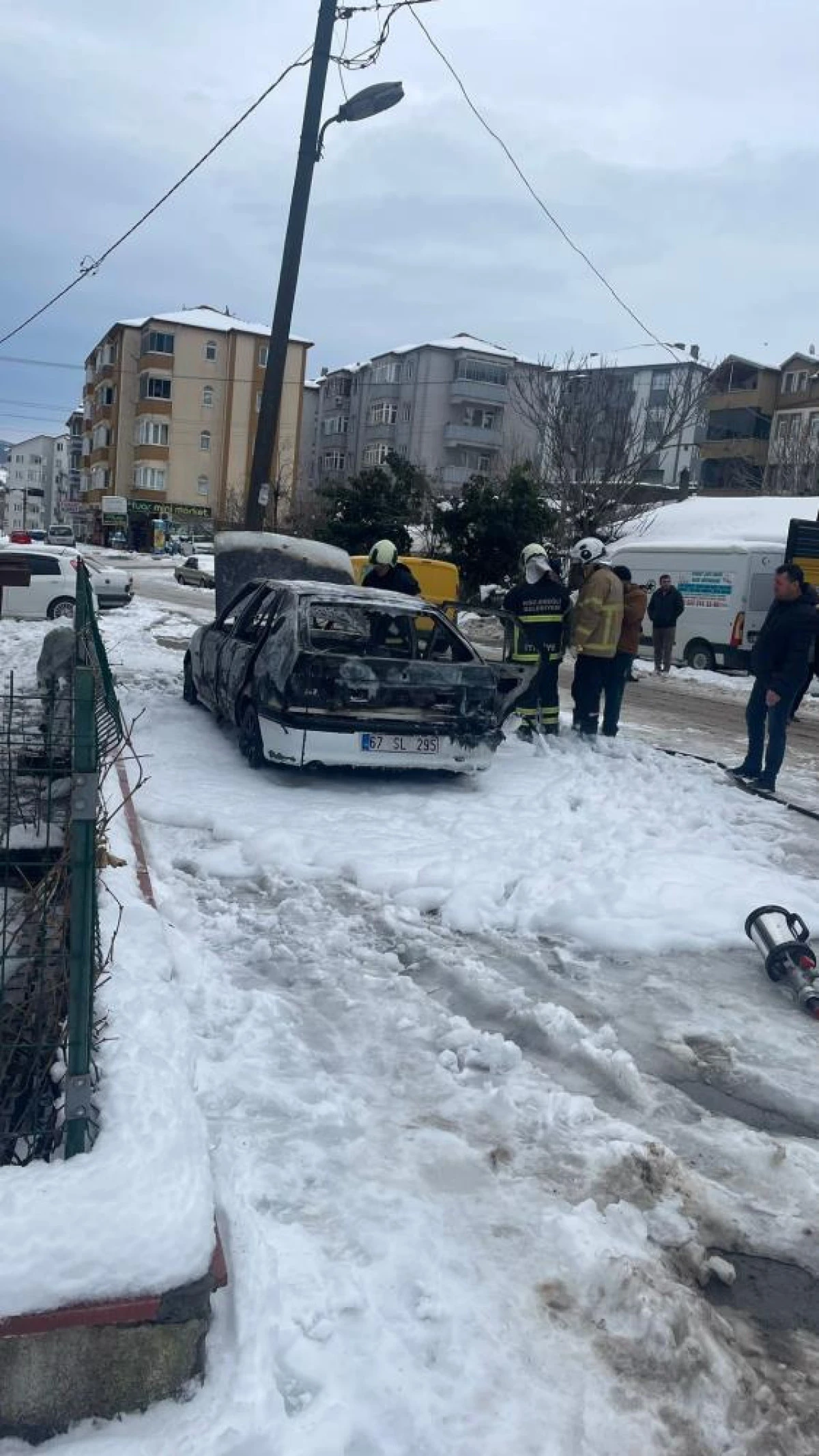 Park halindeki otomobil alev alev yandı