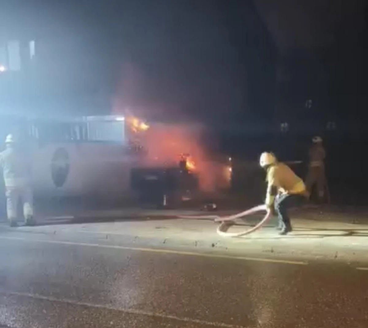 Park halindeki otomobil alev alev yandı