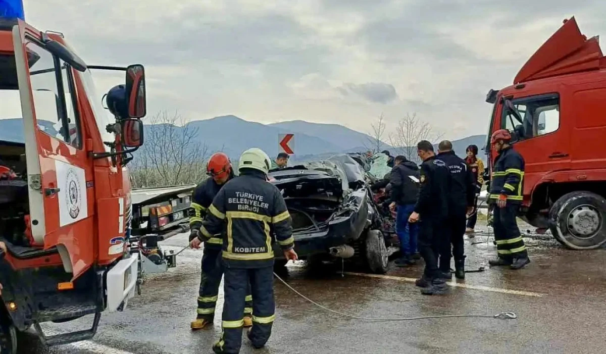 Polis  kullandığı ara&ccedil;, kamyona &ccedil;arptı