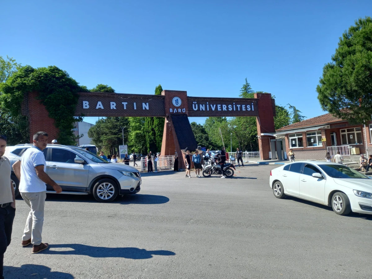 Sınava gen&ccedil; kalan 1 kız 2 erkek &ouml;ğrencinin yıkıldı