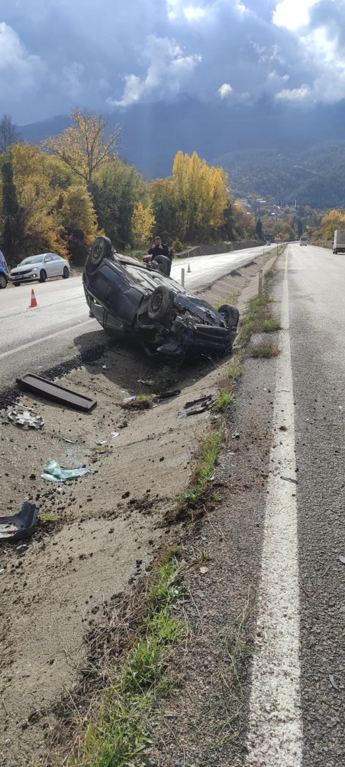 Takla atan otomobilden 2 kişi yaralı kurtuldu