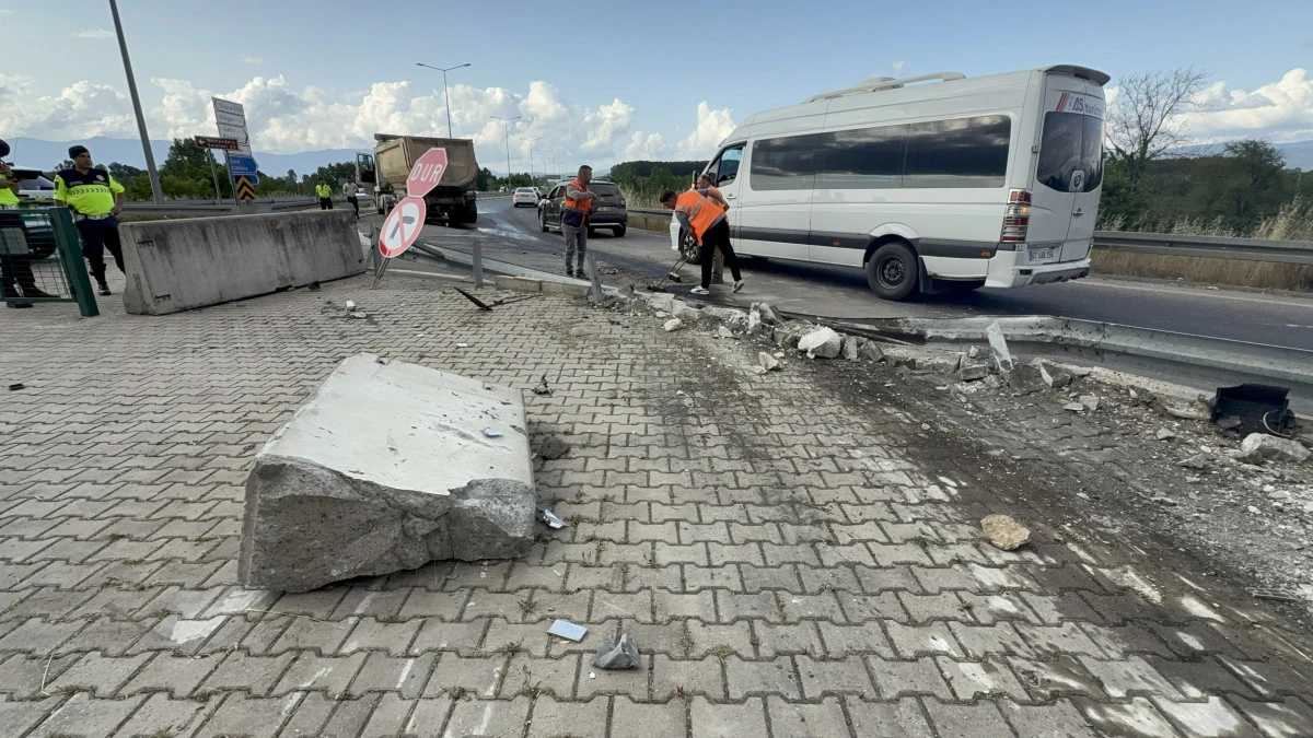 Tır, karayolları binasını teğet geçti: 1 tonluk beton blokları parçaladı