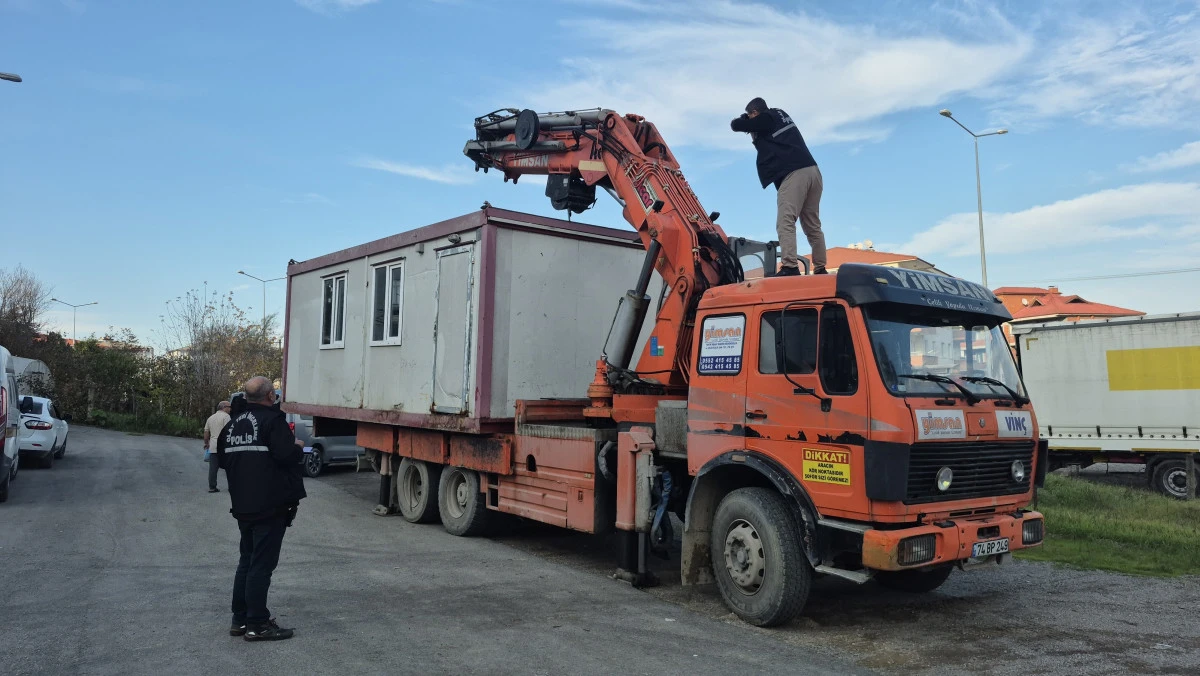 Tırın dorsesindeki konteynerden düşen işçi ağır yaralandı