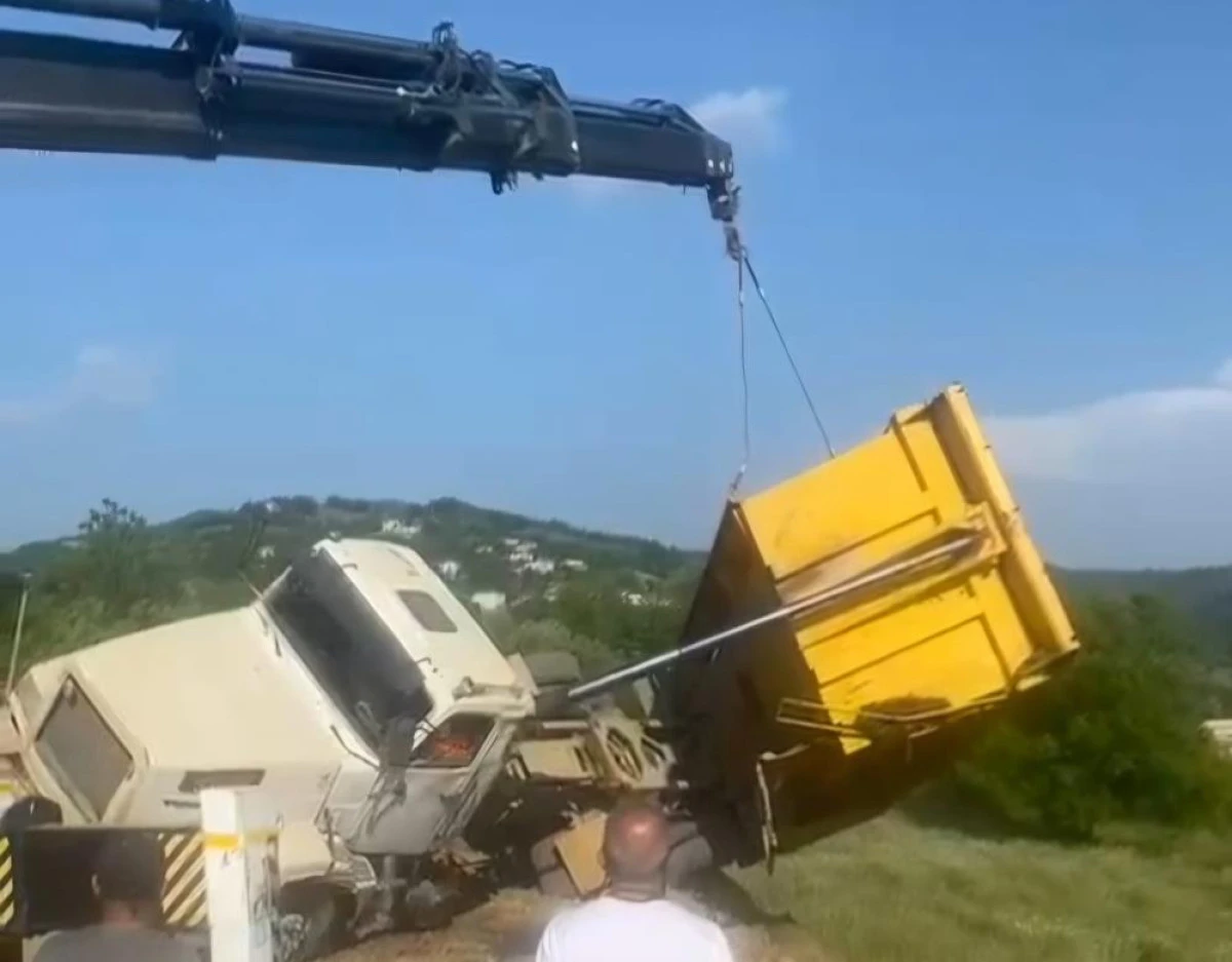 Toprak boşaltan kamyon devrildi 1 yaralı