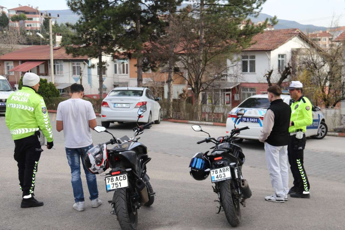 Trafiği tehlikeye sokan motosiklet sürücülerine 11 bin 467 TL para cezası