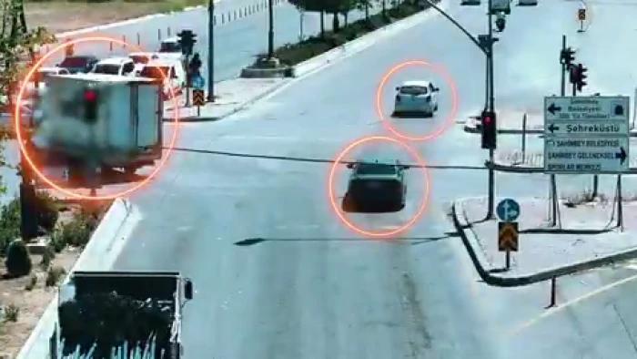 Trafik Denetleme Şube M&uuml;d&uuml;rl&uuml;ğ&uuml; ekipleri' kırmızı ışık ihlali yapan 3.745 ara&ccedil; s&uuml;r&uuml;c&uuml;s&uuml;ne 21.530.000 ₺ cezai işlem uygulandı 