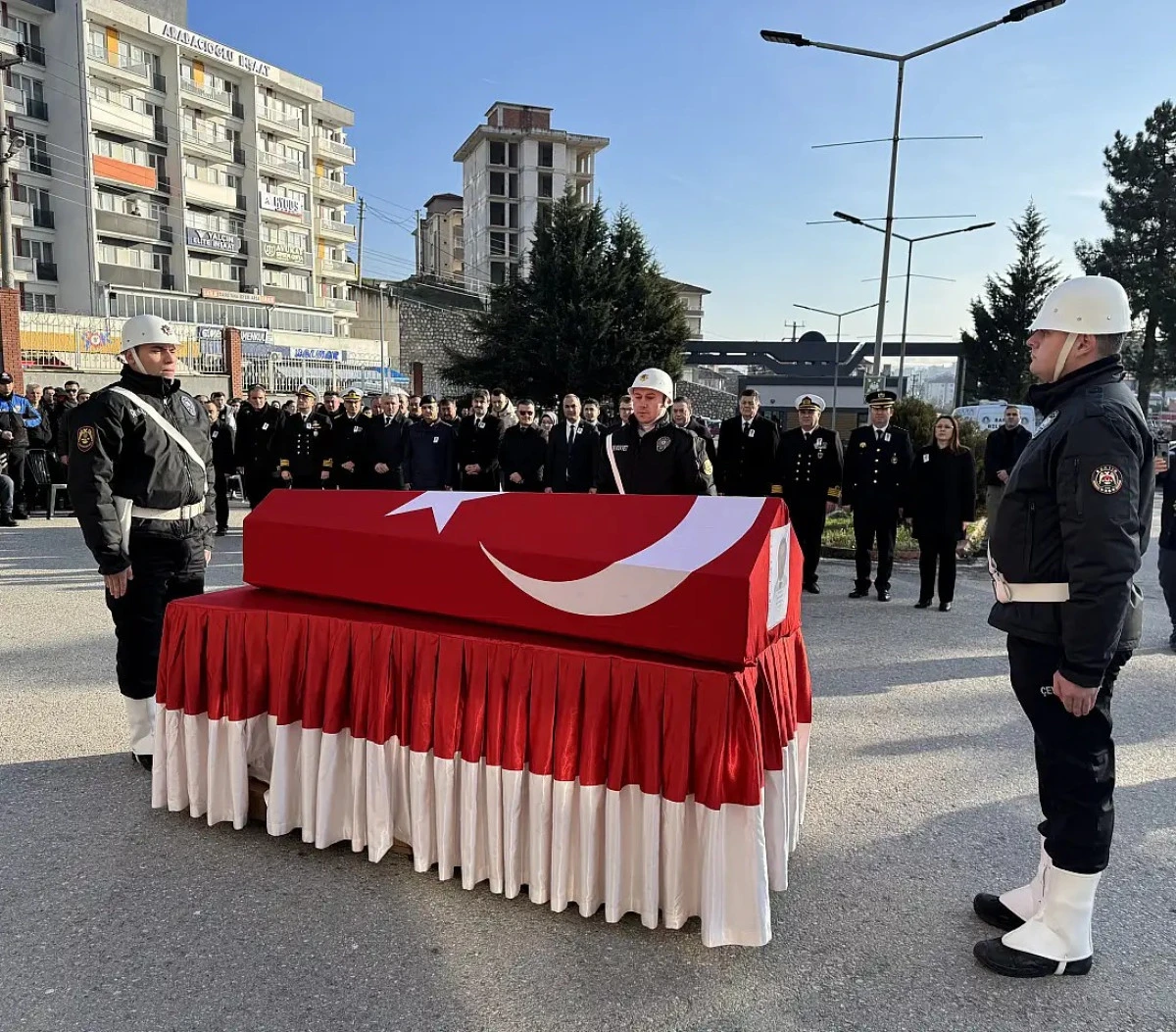 Trafik kazası sonucu emekliliğine 4 g&uuml;n kala hayatını kaybetti
