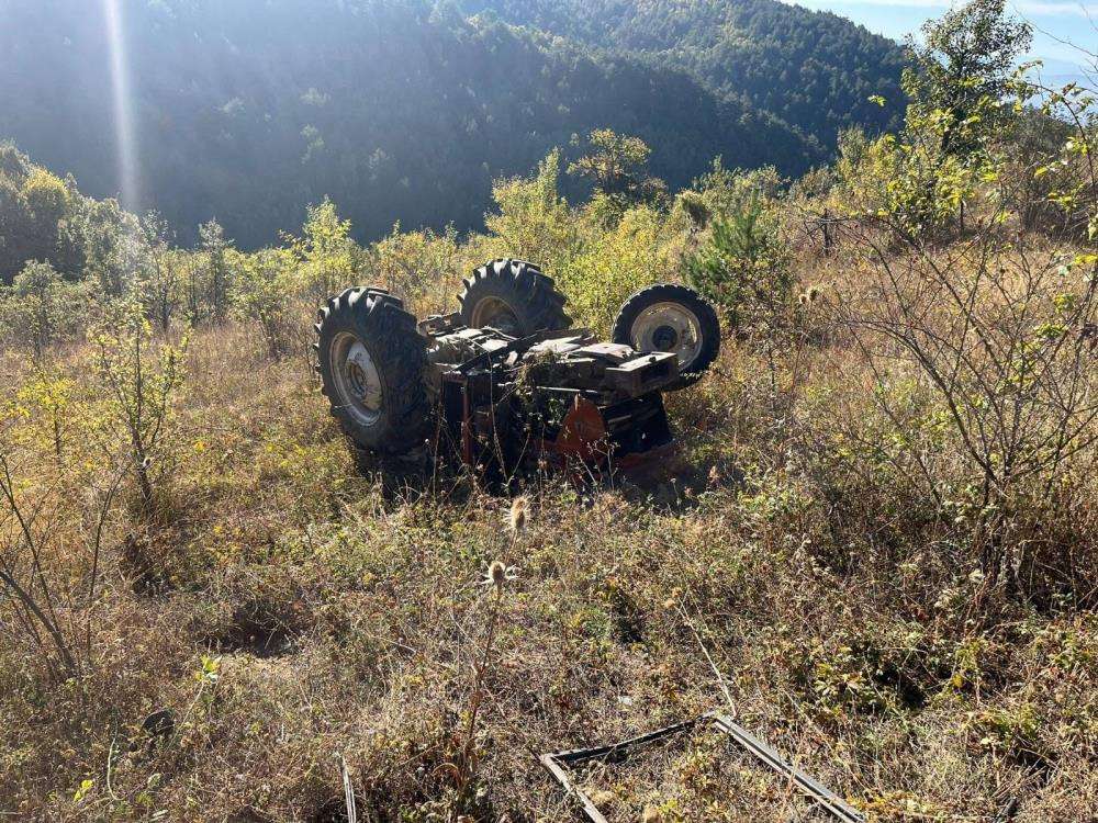 Traktör devrildi: 1'i ağır 2 yaralı