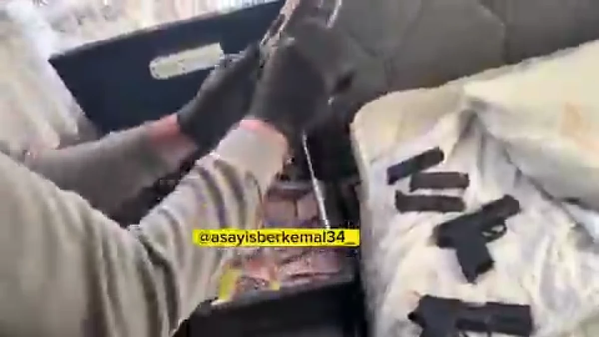Uyuşturucu operasyonu: Manyetik kartlı gizli b&ouml;lmede y&uuml;kl&uuml; miktarda para ve silah &ccedil;ıktı