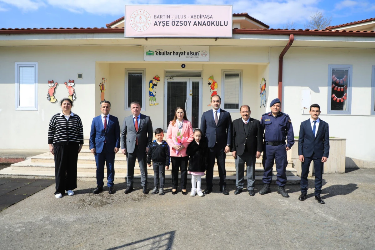 Vali Arslan, &ouml;ğretmenlerden de okulun ihtiya&ccedil;larına ilişkin bilgi aldı.