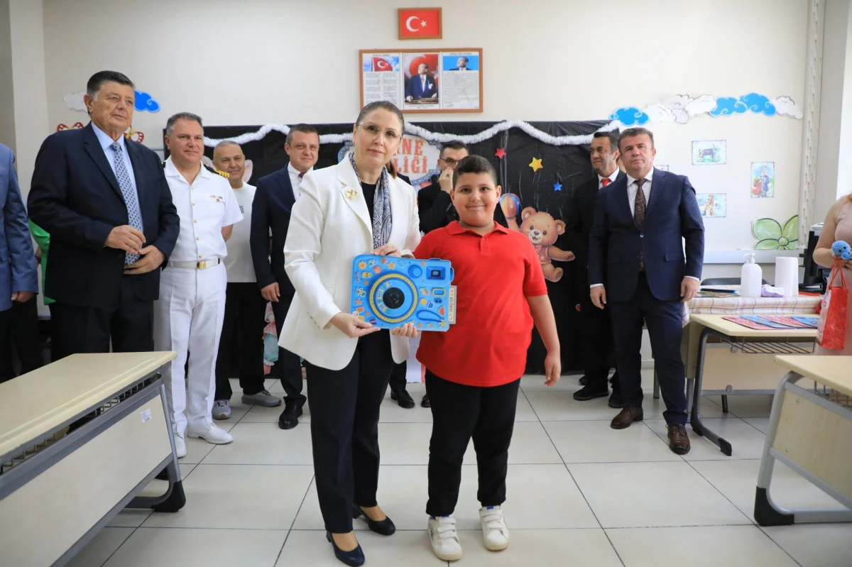 Vali Dr. Nurta&ccedil; Arslan, &ouml;ğrencilere karnelerini takdim ederek iyi tatiller diledi.
