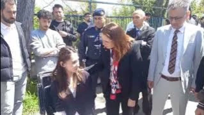  Vali Nurta&ccedil; Arslan, yaralı &ouml;ğrencileri yattıkları hastanede ziyaret etti