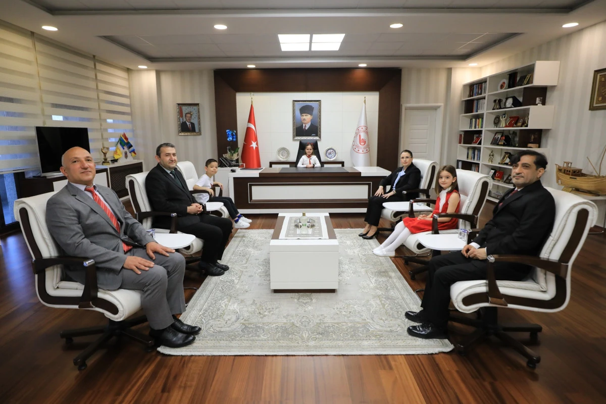 Valilik makam koltuğunu temsilen 1. sınıf &ouml;ğrencisi Almina Pehlivan'a devretti.