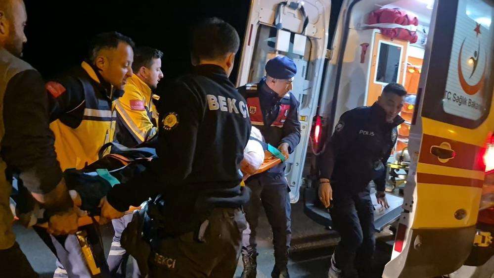 Yaralı sürücüye, kovalamaca sırasında peşinde olan polisler yardım etti