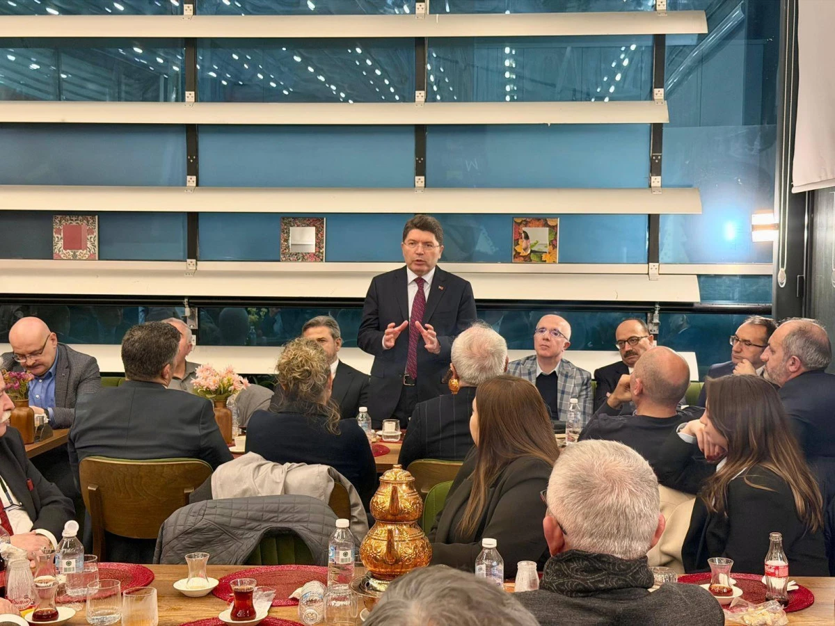 Yılmaz Tun&ccedil;: Hukuk fak&uuml;ltesi mezunları iftar programında buluştu