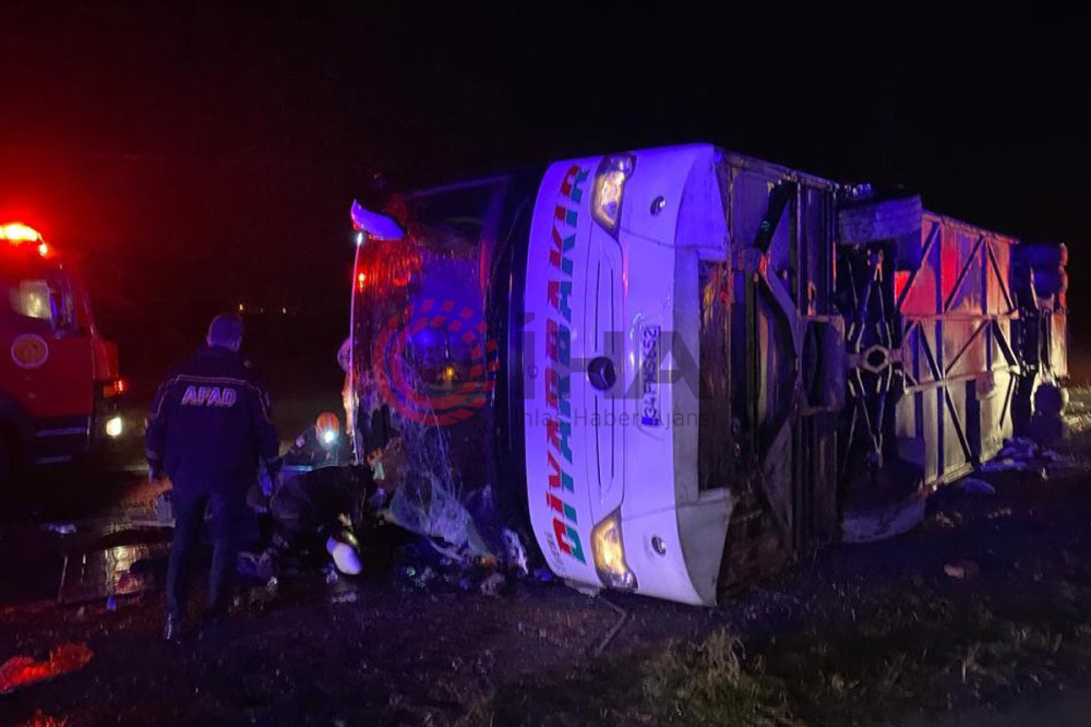  Yolcu otobüsü devrildi: 1'i bebek 5 ölü, 23 yaralı