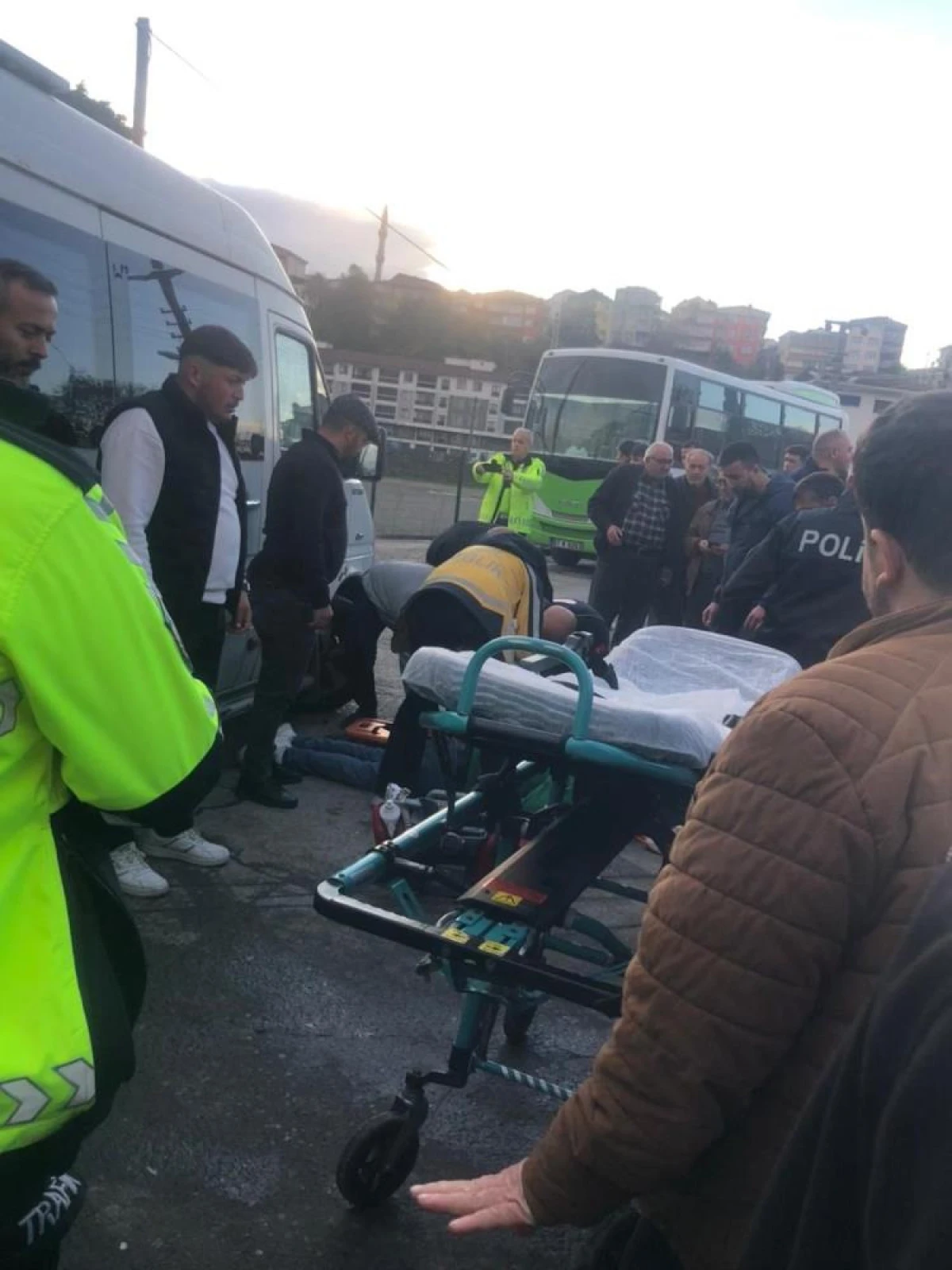 Yolun karşısına geçerken düştü, işçi servisinin çarpması sonucu hayatını kaybetti