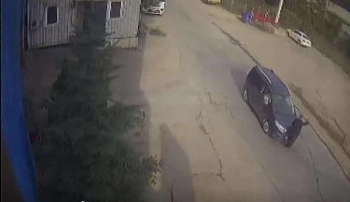 Yolun karşısına geçmek isteyen yaşlı adama aracın çarpma anı kamerada