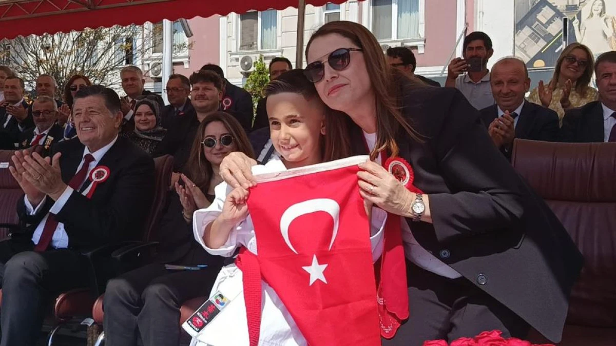 Zafer coşkusunda gösteriler alkış topladı