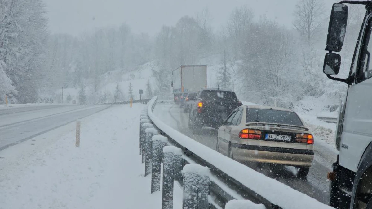 Zonguldak-Ereğli yolunda s&uuml;r&uuml;c&uuml;lere kar engeli
