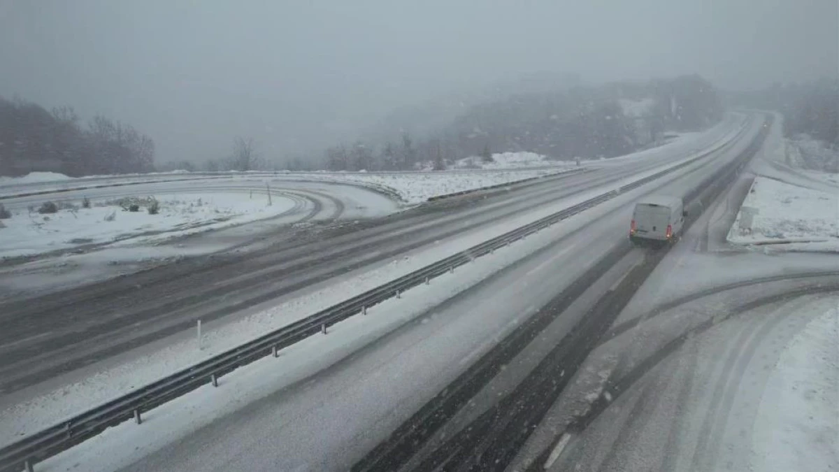 Zonguldak'ın y&uuml;ksek kesimlerinde kar yağışı etkili oldu