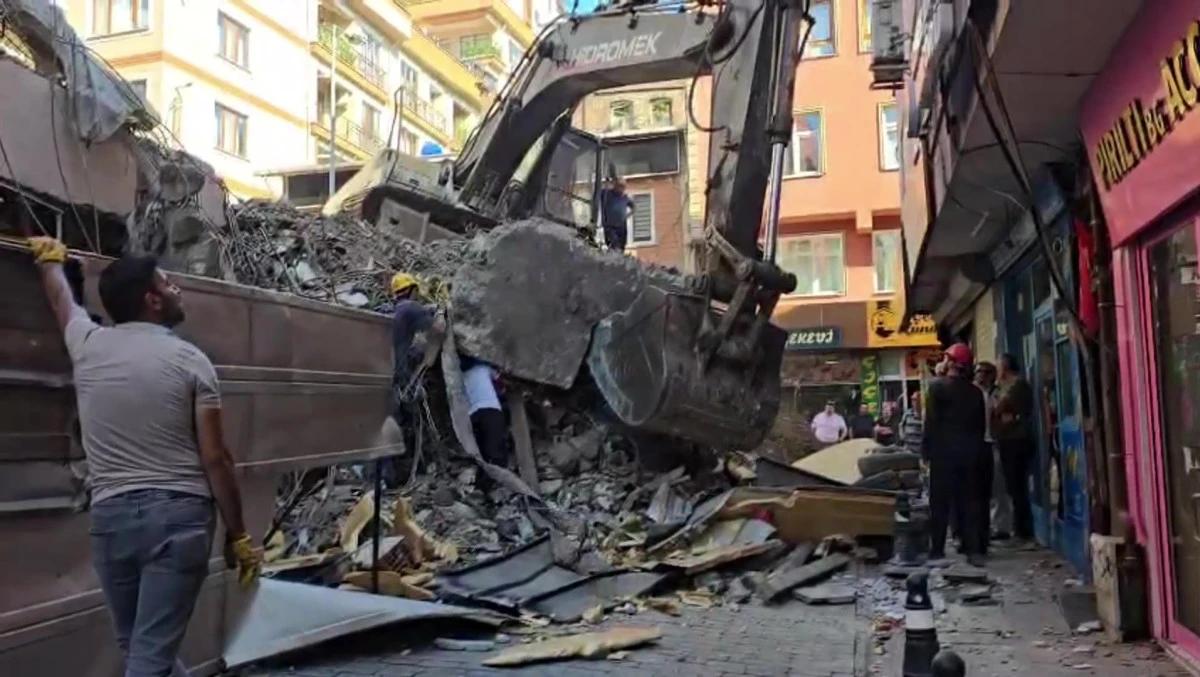 Zonguldak'ta yıkım sırasında molozlar yola döküldü