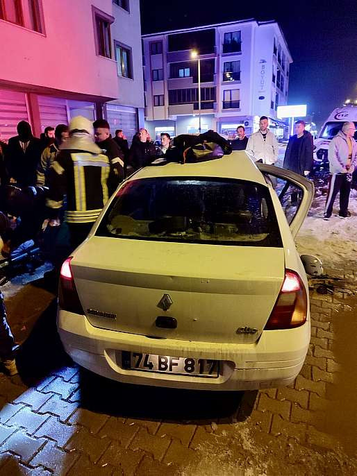  Ambulans ve otomobil çarpıştı 8 yaralı