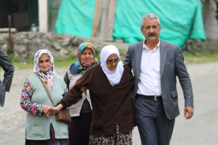 110 yaşındaki Safiye nine 2. tur seçimleri için sandık başına gitti