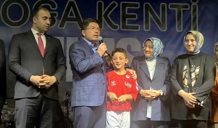 Adalet Bakanı Yılmaz Tunç'a duygulandıran hediye