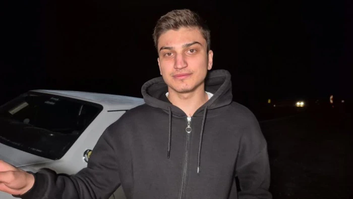 Ekipler gelene kadar çarptıkları tilkinin başından ayrılmadılar